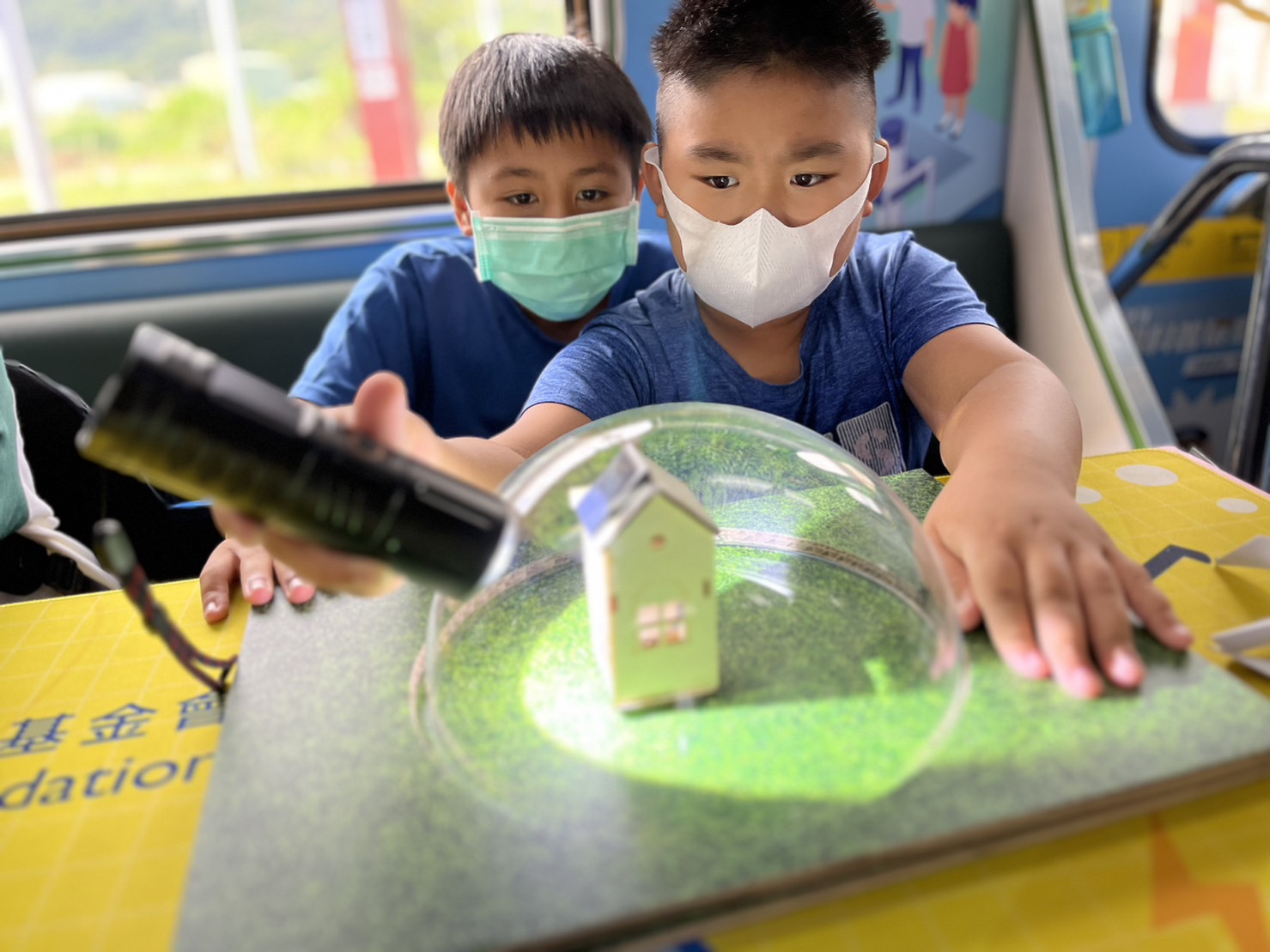 G22恒峰參與基礎科學主題車廂，以STEAM教學精神，設計「逐日科學家」、「太陽能工程師」以及「淨零建築師」三大能源科普課程和實驗